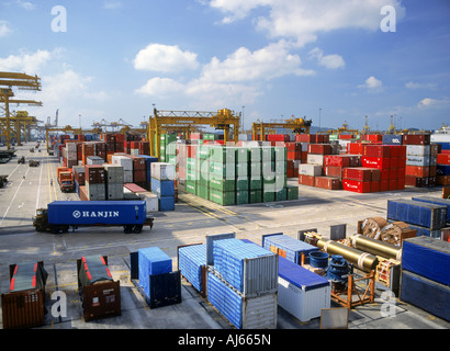 Fracht laden andockt und Schiffe im Hafen von Singapur Stockfoto