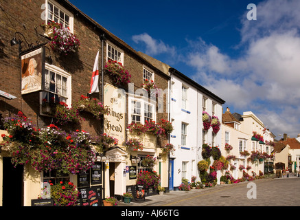 UK-Kent Deal Beach Street Strandpromenade bunte Blütenpracht außerhalb Kings Head Pub Stockfoto