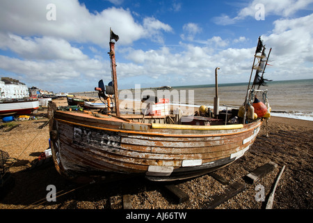 UK-Kent Deal The Strand traditionellen hölzernen Fischerboot am Strand Stockfoto