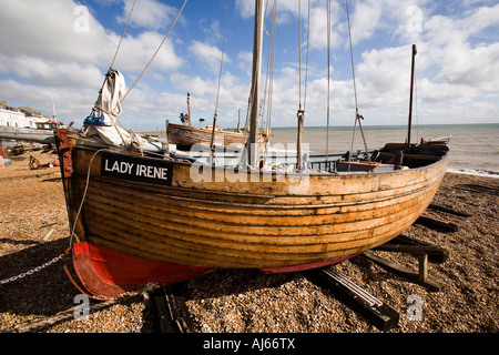 UK-Kent Deal The Strand traditionellen hölzernen Fischerboot Lady Irene am Strand Stockfoto