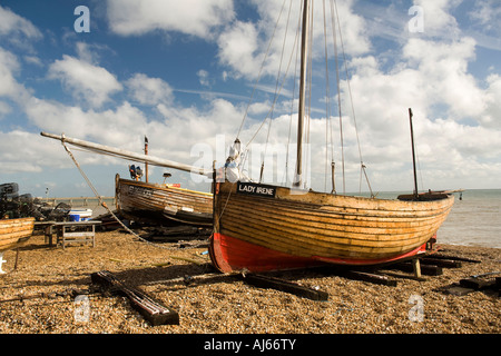 UK-Kent Deal The Strand traditionellen hölzernen Fischerboot Lady Irene am Strand Stockfoto