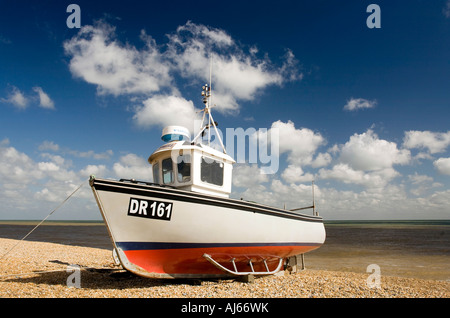 UK-Kent-Deal Fischerboot am Strand Stockfoto