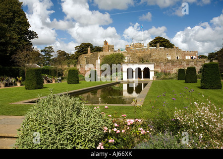 Königreich Kent Deal Walmer Castle Queen Mütter stieg Garten und pool Stockfoto