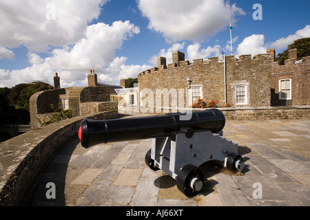 UK-Kent Deal Walmer Castle Tudor Kanone auf den Zinnen Stockfoto