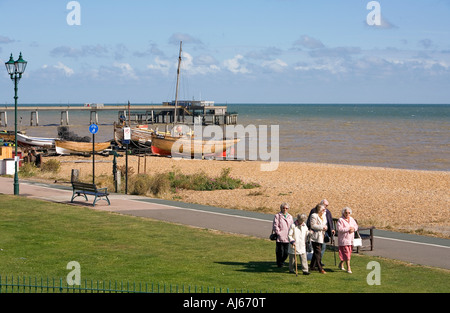 UK-Kent-Deal ältere Besucher zu Fuß entlang der Strandpromenade Stockfoto