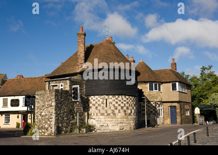 Königreich Kent Sandwich Kai The Barbican Tudor Stadttor am Ufer des River Stour Stockfoto