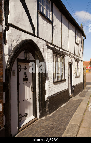 UK-Kent Sandwich Pfarrhaus Lane alten gotischen gewölbte Tür in Haus integriert Stockfoto
