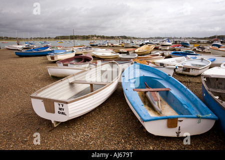 West Sussex Männlichkeit Halbinsel Itchenor Boote in Chichester Hafen bei Ebbe Stockfoto