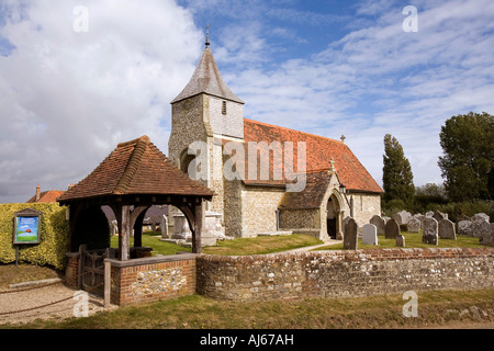 West Sussex Männlichkeit Halbinsel Itchenor Dorf St. Nikolaus Pfarrkirche Stockfoto