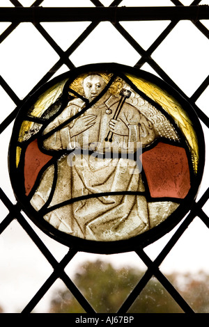 West Sussex Chichester Bosham Holy Trinity Church seltene antike Glasmalerei Engel hält Zange Stockfoto