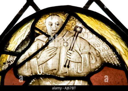 West Sussex Chichester Bosham Holy Trinity Church seltene antike Glasmalerei Engel hält Zange Stockfoto