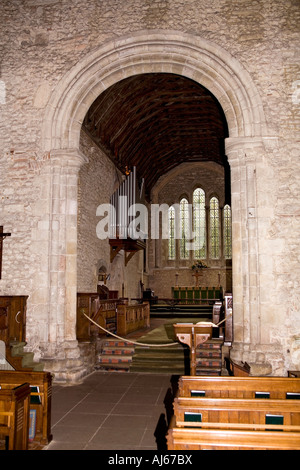 West Sussex Chichester Bosham Holy Trinity Kirche sächsischen Bogen führt zum Schiff Stockfoto