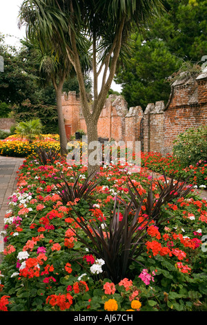West Sussex Chichester Bischöfe Schlossgarten bunten Blumenbeet im Garten Stockfoto