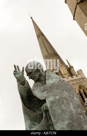 UK, Bronzeskulptur West Sussex Chichester Cathedral Philip Jacksons Saint Richard Stockfoto