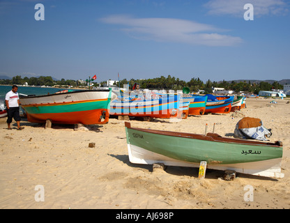 Angelboote/Fischerboote am Strand vor dem alten Fort Hammamet Tunesien Stockfoto