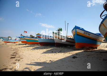 Angelboote/Fischerboote am Strand vor dem alten Fort Hammamet Tunesien Stockfoto