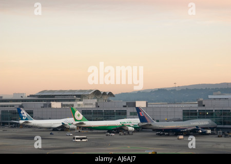 Kommerzielle Passagierflugzeuge vor den Toren von San Francisco internationaler Flughafen San Francisco Kalifornien USA Stockfoto