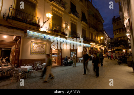 Einem anstrengenden gepflasterten Straße mit Straßencafés und Restaurants in der Nähe der Kathedrale von Sevilla-Sevilla Spanien Stockfoto