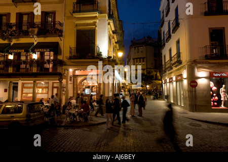 Einem anstrengenden gepflasterten Straße mit Straßencafés und Restaurants in der Nähe der Kathedrale von Sevilla-Sevilla Spanien Stockfoto