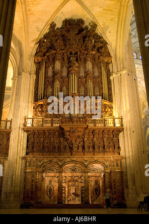 A stark verziert und geschnitzt Orgel in der Kathedrale von Sevilla-Sevilla Spanien Stockfoto