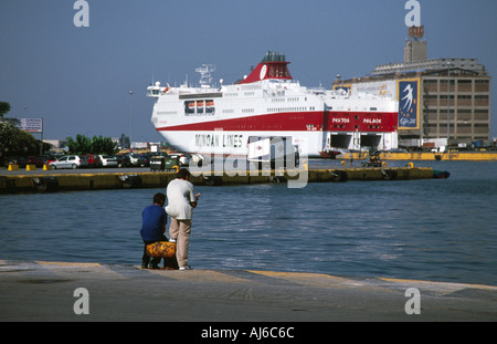 Ausländischen Menschen warten am Hafen von Piräus-Griechenland Stockfoto