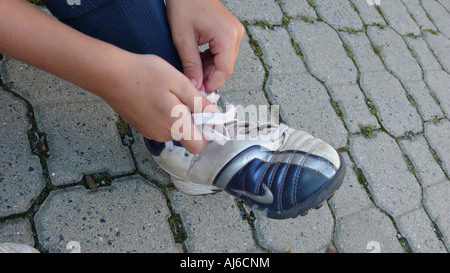 junge binden seine Fußballschuhe, Reihe Bild 1/6 Stockfoto