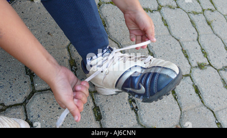 junge binden seine Fußballschuhe, Serie Bild 2/6 Stockfoto