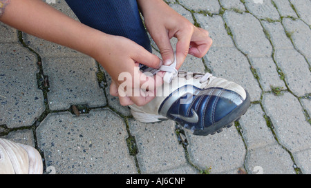 junge binden seine Fußballschuhe, Serie Bild 3/6 Stockfoto