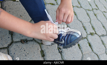 junge binden seine Fußballschuhe, Reihe Bild 4/6 Stockfoto