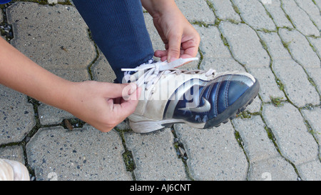 junge binden seine Fußballschuhe, Serie Bild 5/6 Stockfoto