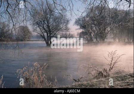 Morgen-Stimmung im Winter an einem Fluß, Hagen, Ruhrgebiet, Nordrhein-Westfalen, Deutschland Stockfoto