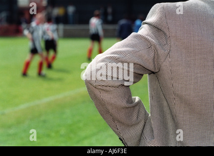 OBLIGATORISCHE CREDIT MICHAEL CRAIG UK 07740 125873 Fußball-Manager mit einem Hund Zahn Sportjacke Stockfoto