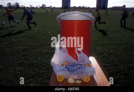 OBLIGATORISCHE CREDIT MICHAEL CRAIG Hälfte Zeit Orangen Sunday League Fußball http Www Michael Craig com Stockfoto