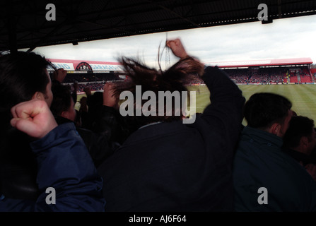 OBLIGATORISCHE CREDIT MICHAEL CRAIG UK 07740 125873 Middlesbrough Football Club Fußball-Fans feiern ein Ziel Stockfoto