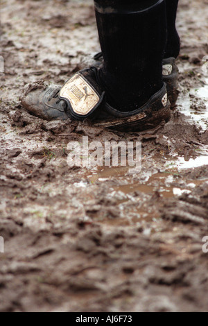 OBLIGATORISCHE CREDIT MICHAEL CRAIG Football Boots und eine schlammige Spielfeld Sport in schlechtem Wetter http Www Michael Craig com Stockfoto