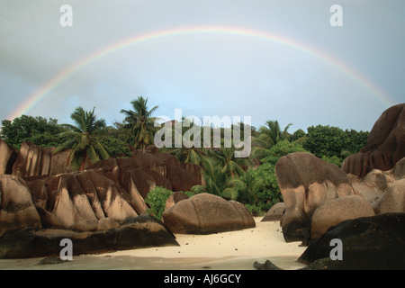 Regenbogen über Anse Source d ' Argent, Seychellen, La Digue Stockfoto