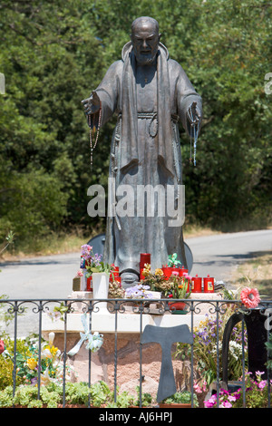 Padre Pio Schrein und Statue Assisi Umbrien Italien Stockfoto