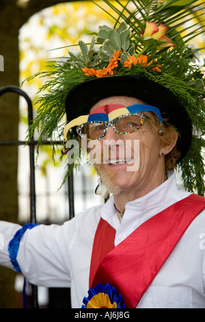 Morris Tanz - männliche traditionelle englische folk Dancer Male Morris Dancer mit rote Schärpe tanzen in den Straßen von York Stockfoto