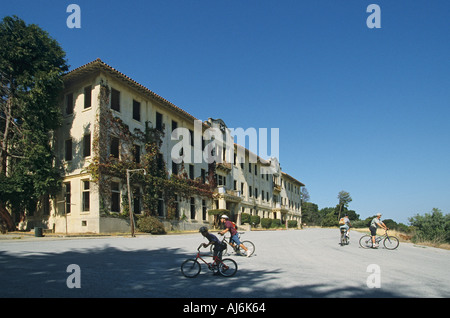 Kalifornien San Francisco Bay Angel Island State Park Fort McDowell historische Krankenhausgebäude Radfahrer Stockfoto