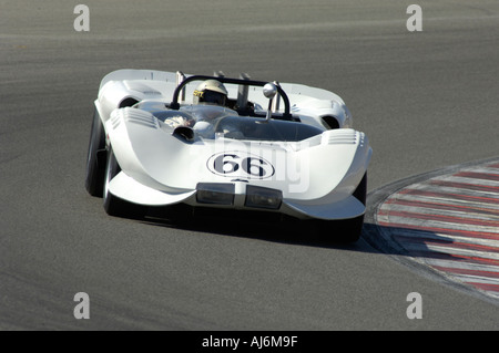 Jim Hall fährt die Chaparral 2 auf der 32. Rolex Monterey Historic Automobil Rennen 2005 Stockfoto