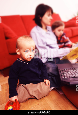 Frau mit zwei Kindern zu Hause. Stockfoto
