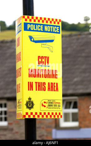 Polizei CCTV Warnhinweis auf einer Straße in der ländlichen Markt Stadt von Brecon Powys South Wales UK Stockfoto
