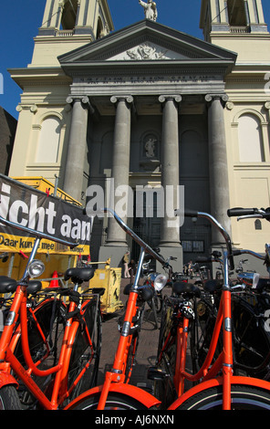 Orange Bikes vor Mozes En Aaron Kerk in Amsterdam Waterlooplein Flohmarkt Stockfoto