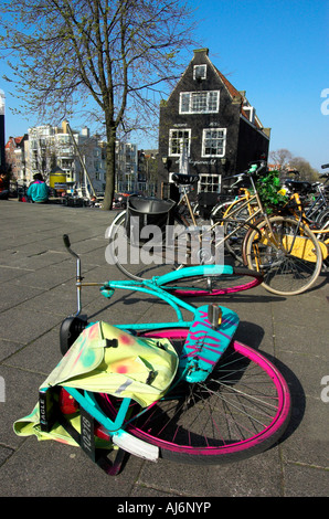 Ein grünes Fahrrad liegend in Amsterdam Stockfoto