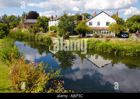 Freistehendes Ferienhaus auf den Fluss Pfeil Eardisland Herefordshire England UK Stockfoto