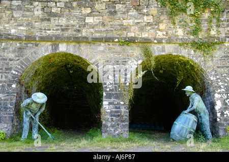 Erbe-Skulpturen am alten Kalköfen Monmouthshire und Brecon Canal Goytre Wharf Monmouthshire Wales UK Stockfoto