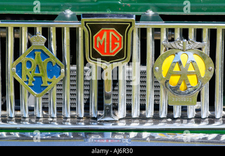 MG Midget Auto Abzeichen mit RAC und AA Abzeichen UK GB Stockfoto