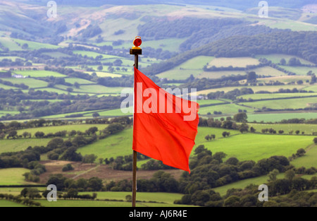 Rote Warnung Flagge am Eingang zu einem militärischen SCHIEßPLATZ in der Nähe von Oberkapelle nördlich von Brecon Powys Mid Wales UK Stockfoto