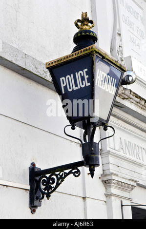 Alten Stil zweisprachige blaue Lampe außerhalb Heddlu Polizeistation Llanwrtyd Wells, Powys, Mid Wales, UK Stockfoto