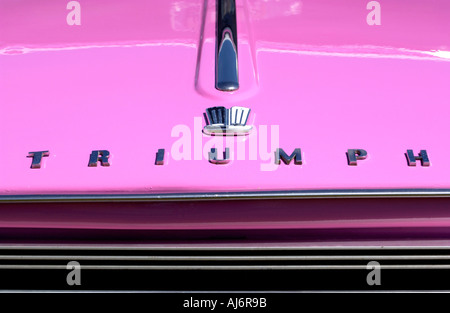 Motorhaube Auto Abzeichen auf restaurierten rosa Triumph Herald UK Stockfoto